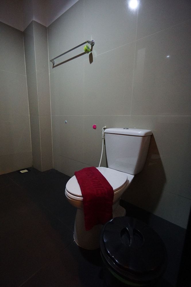 Phuthara Hostel Deluxe Triple Room 9