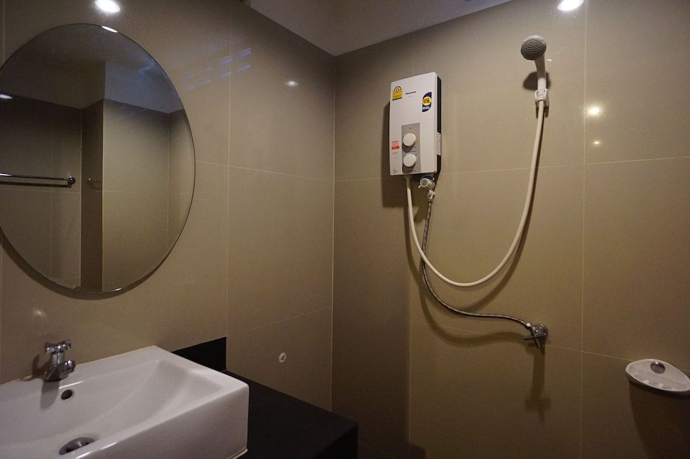 Phuthara Hostel Deluxe Triple Room 10