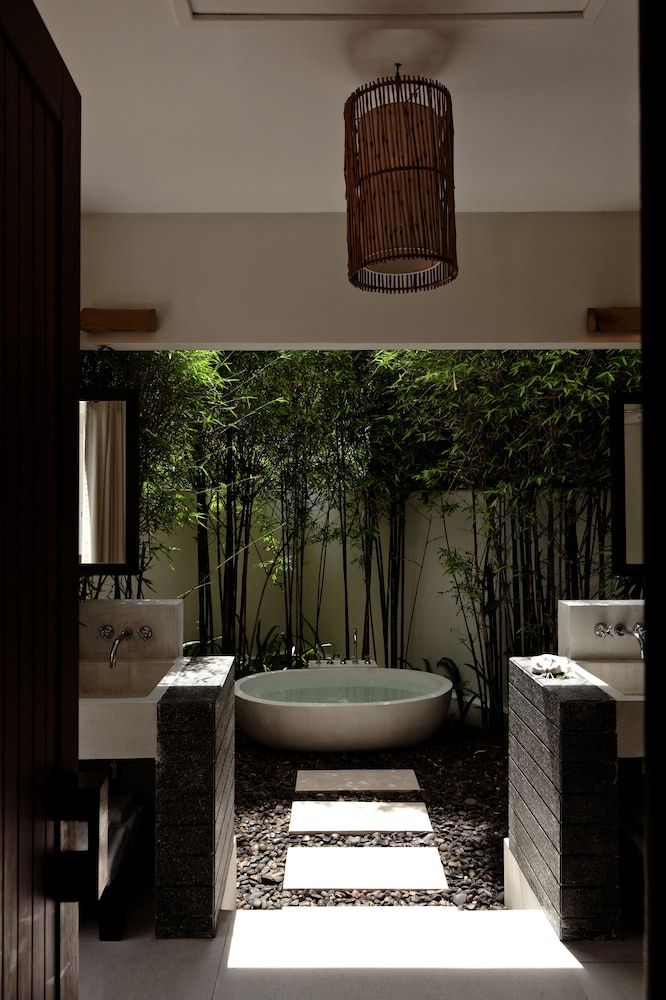 Deep Soaking Bathtub