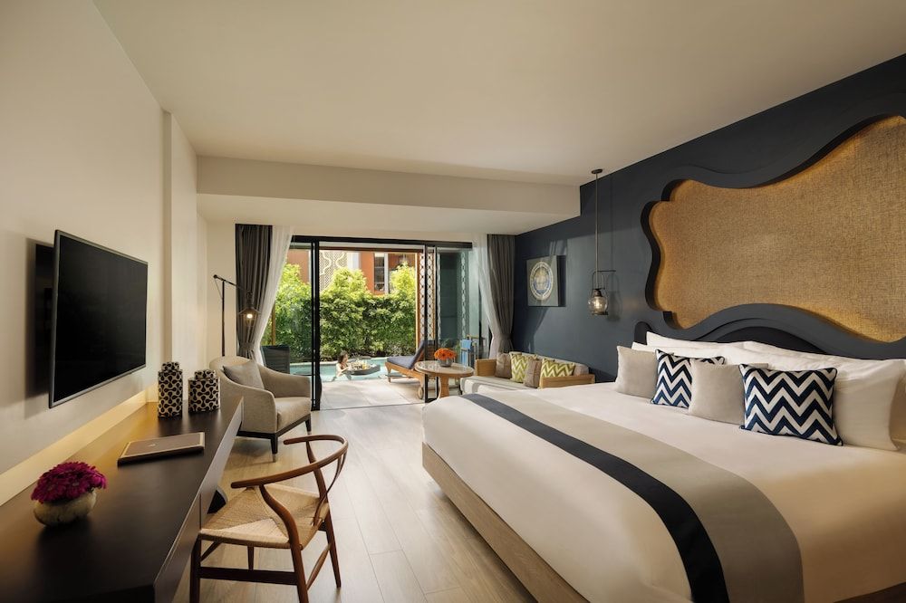 Deluxe Suite, 1 King Bed, Pool Access, Garden View