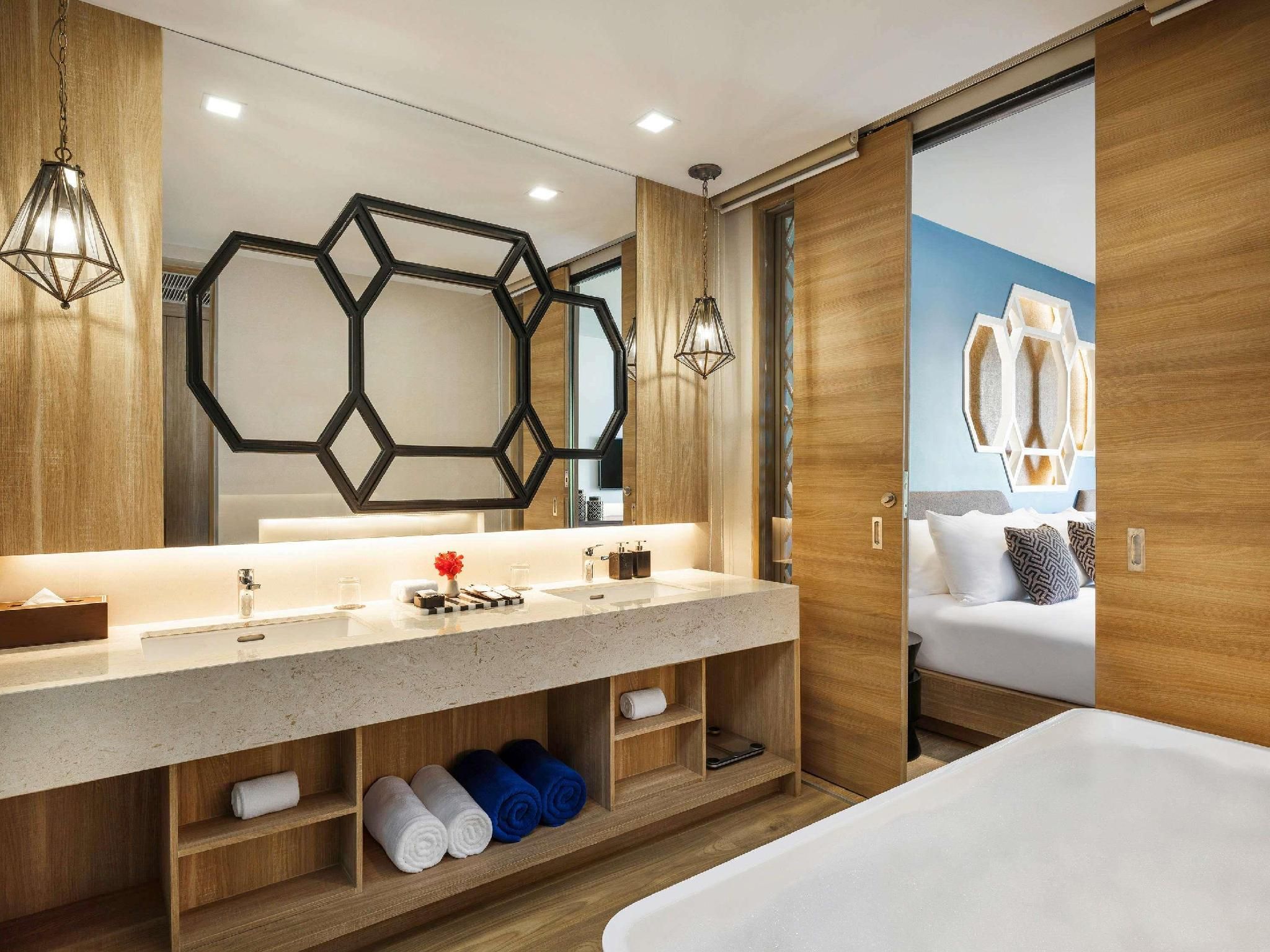 Deluxe Family Room, Mountain View, 1 King Bed and 1 Queen Bed, Balcony