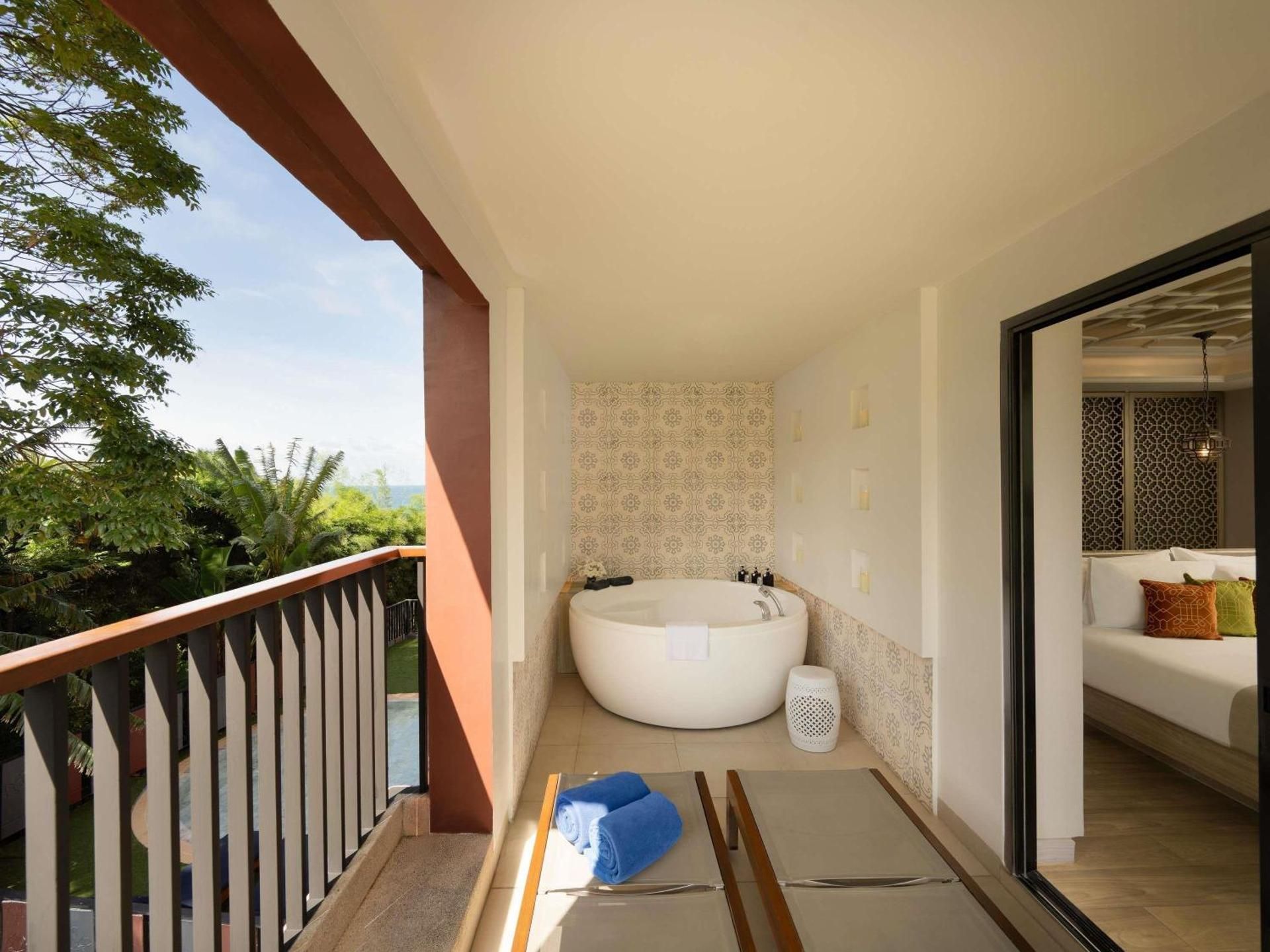 Deluxe Suite with Whirlpool Bath Mountain View 1 King Bed