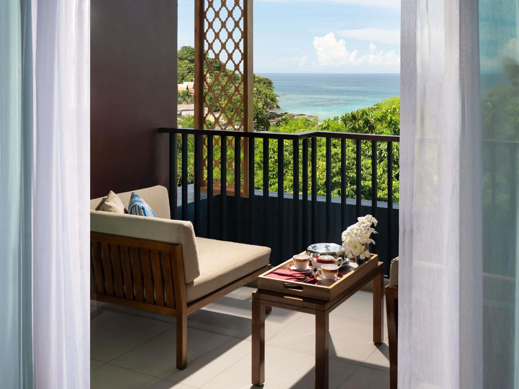 Deluxe Suite with Whirlpool Bath, Sea view, 1 King Bed