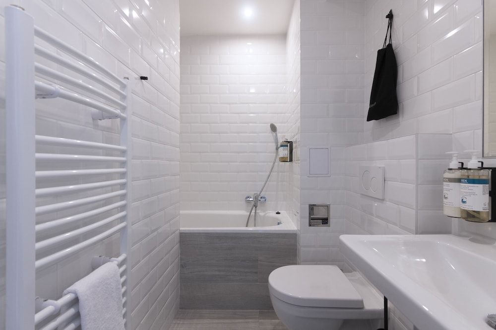 Numa Prague Root M Studio, Kitchenette and Bathtub 7