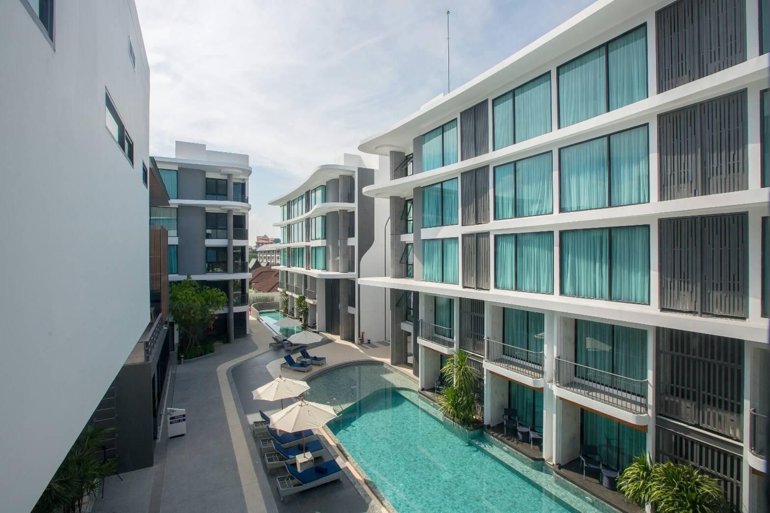 swimming pool [outdoor]