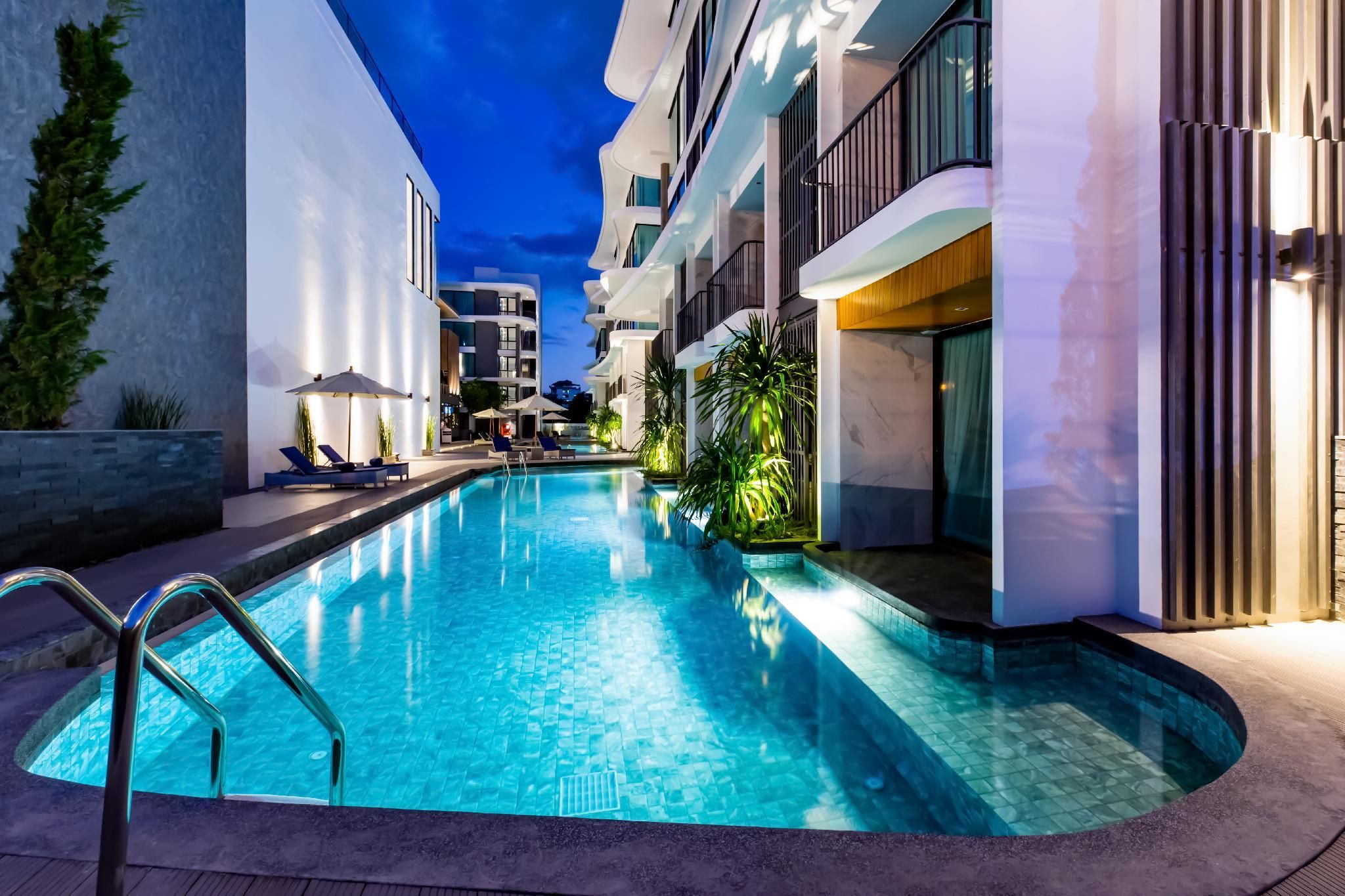 swimming pool [outdoor]