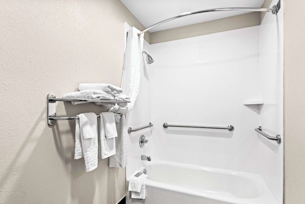 Best Western Ottumwa Inn & Suites Standard Room, 1 King Bed, Accessible, Bathtub 4