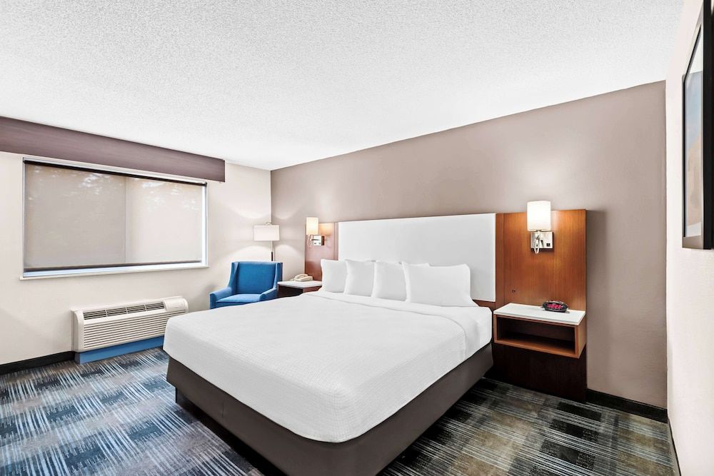 Best Western Ottumwa Inn & Suites Standard Room, 1 King Bed, Accessible, Bathtub