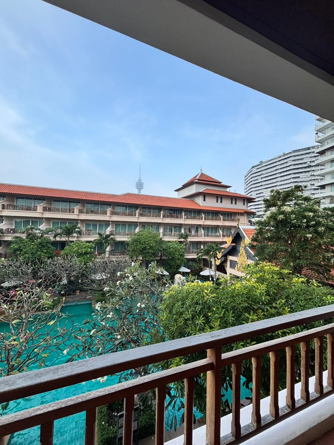 Deluxe Pool View King Room