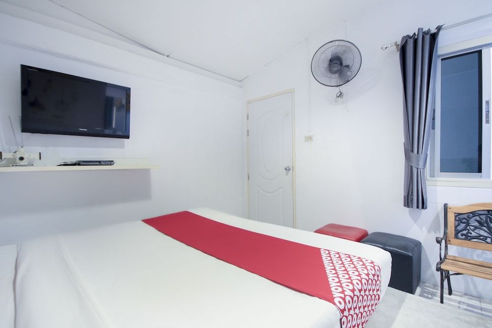 OYO 1054 Phuket Backpacker Hostel Standard Double Room 4