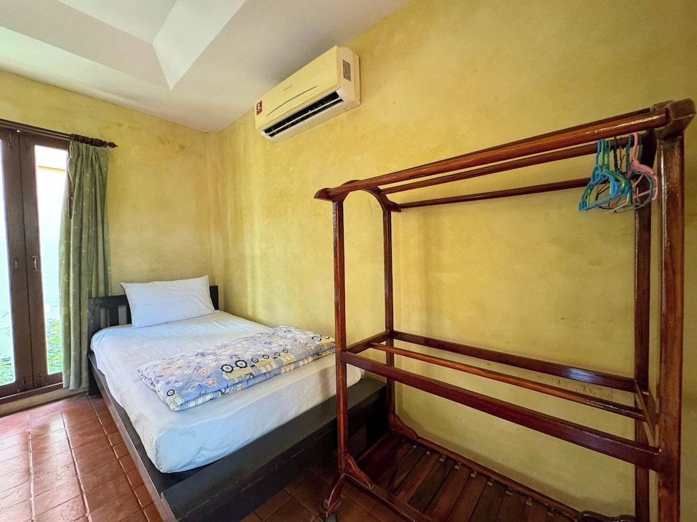 Baanbali Beach Resort Deluxe Triple Room 7