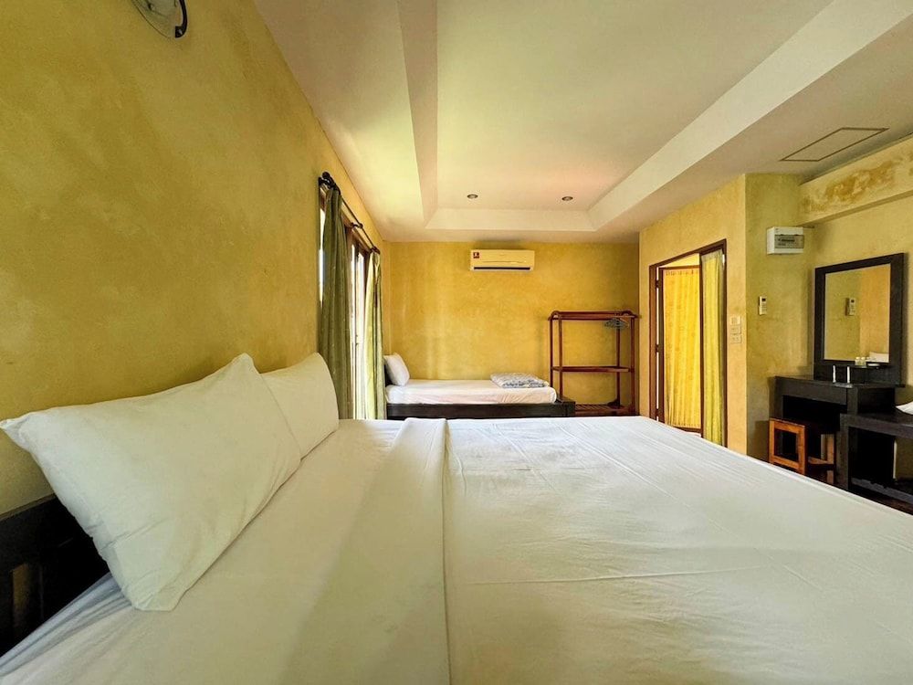 Baanbali Beach Resort Deluxe Triple Room 8