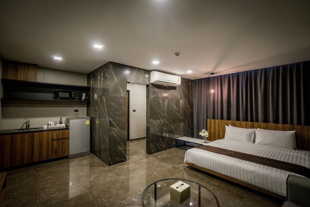 Onix Hotel Bangkok Deluxe Closet 4