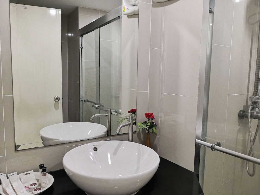 Taweesuk Residence Standard Twin Room 6