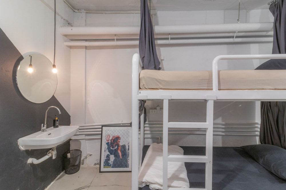 Beige Poshtels - Hostel Bunk Bed in Mixed Dormitory Room 8