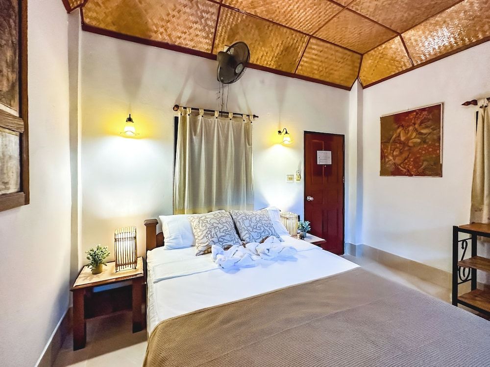 Shanti Lodge Phuket Deluxe Double Room, Kitchen 2