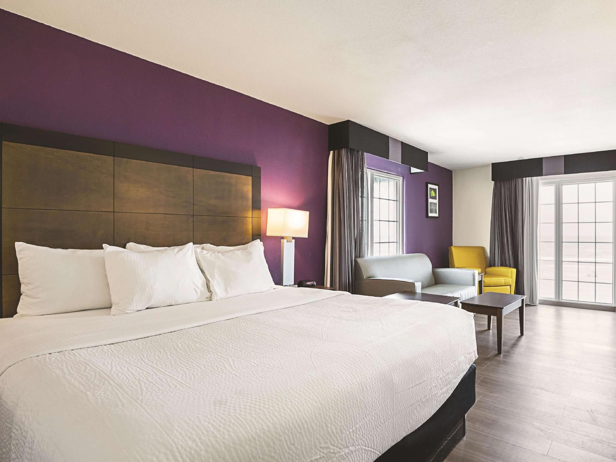 1 King Bed, Deluxe Suite, Ocean View, Non-Smoking