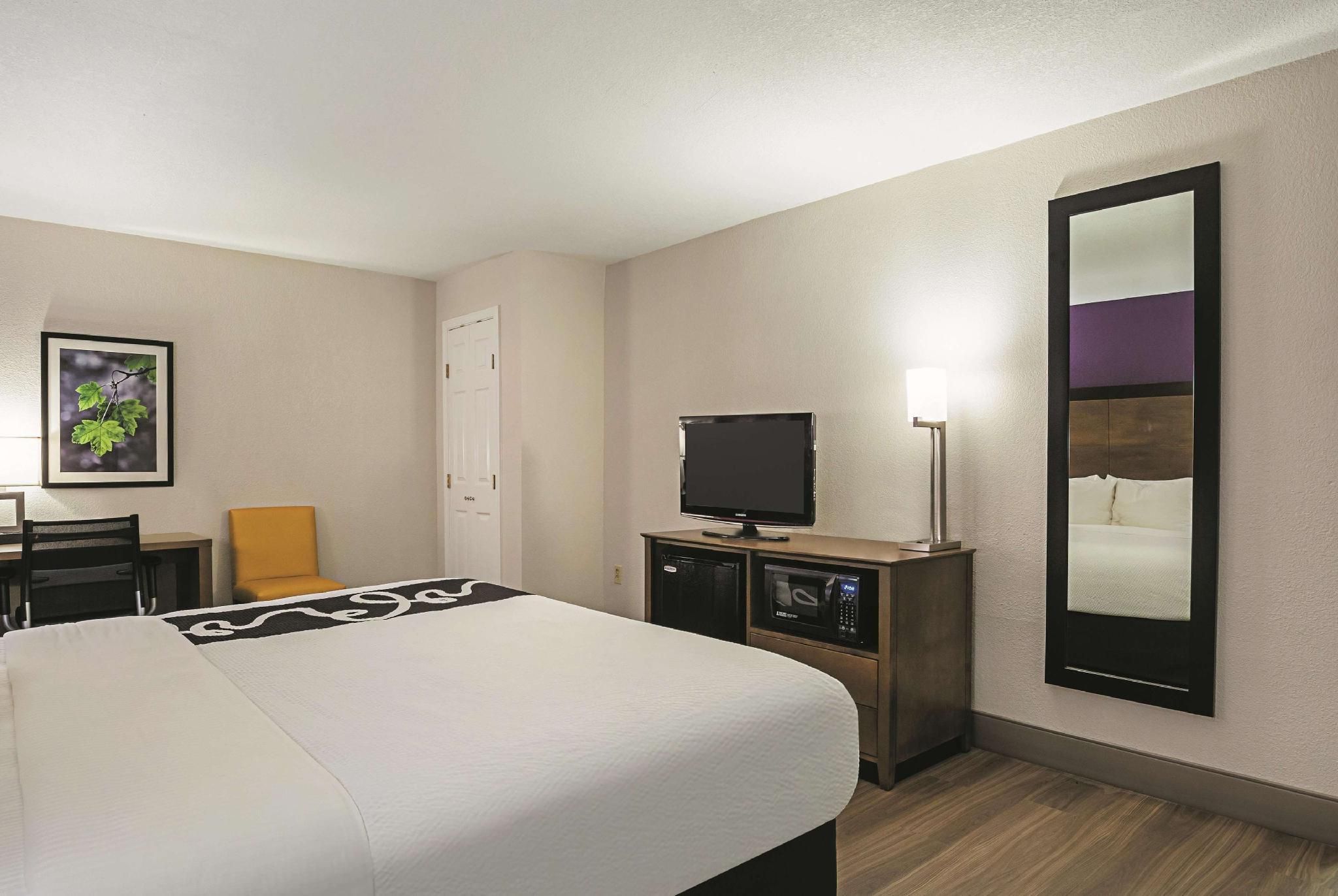 1 King Bed, Non-Smoking
