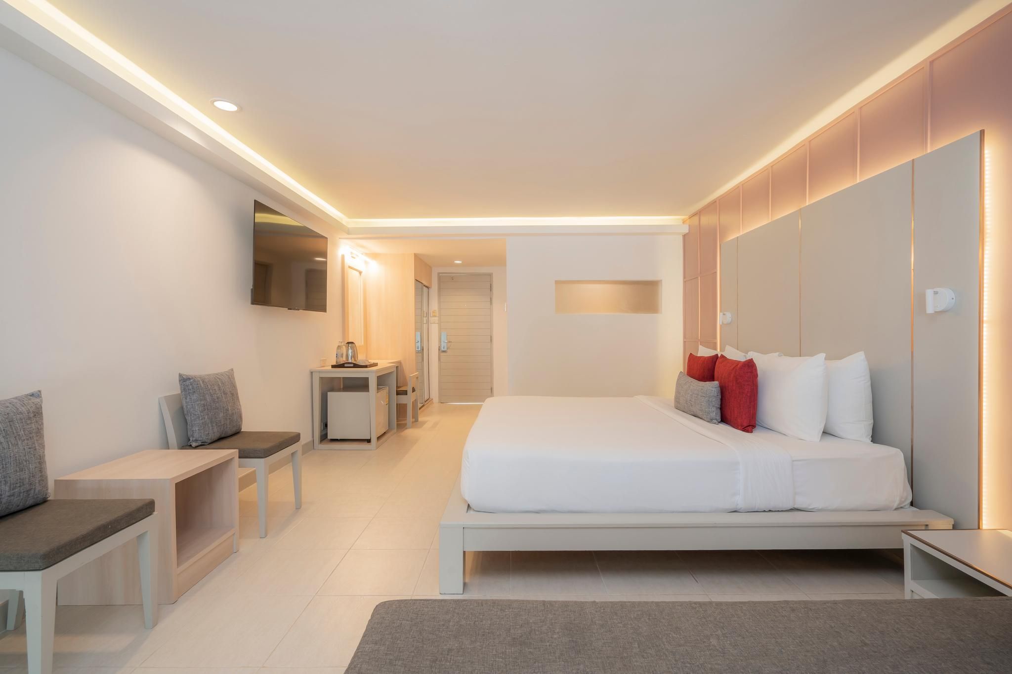 Deluxe Whirlpool Bathtub