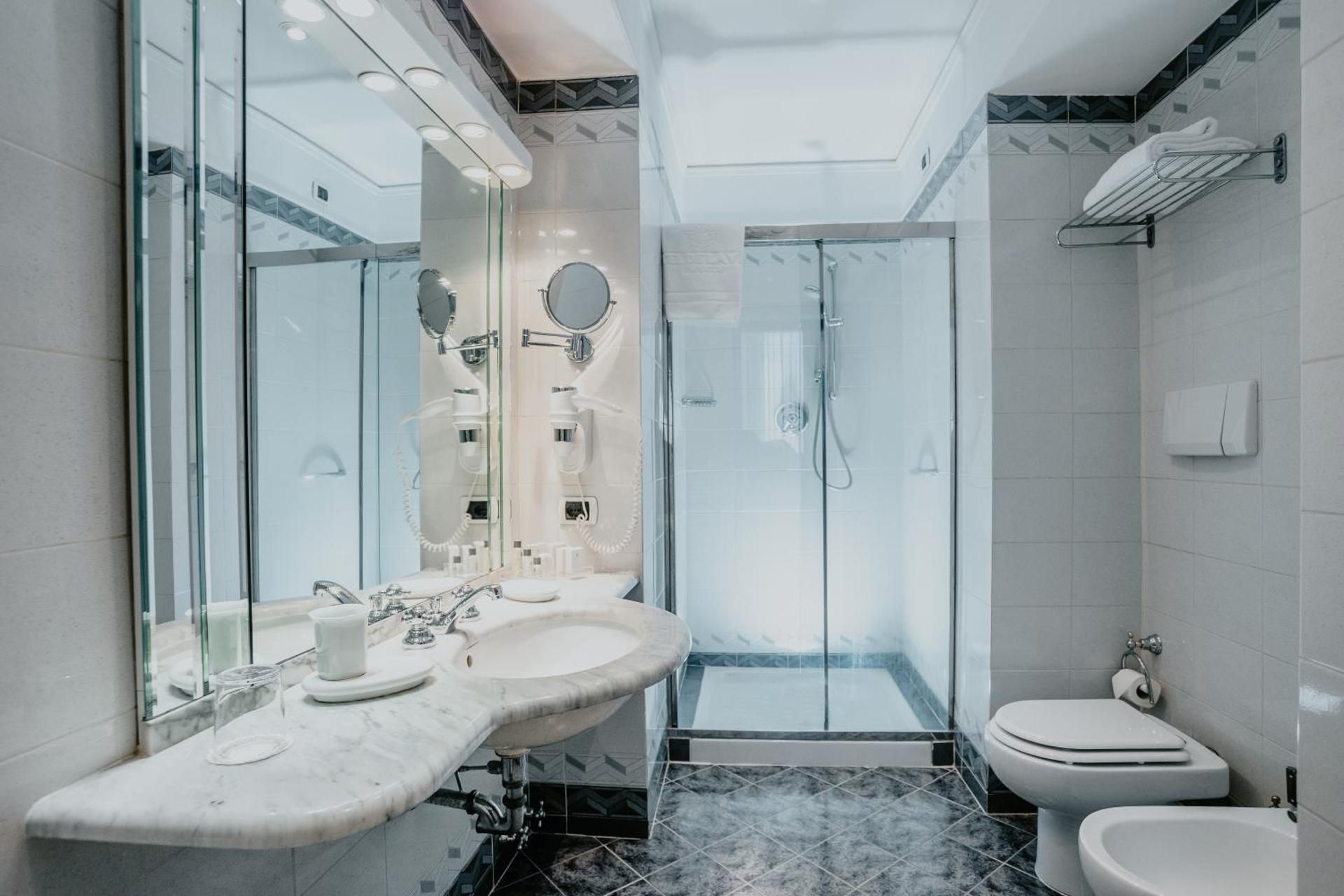 undefined Hotel De La Ville 8