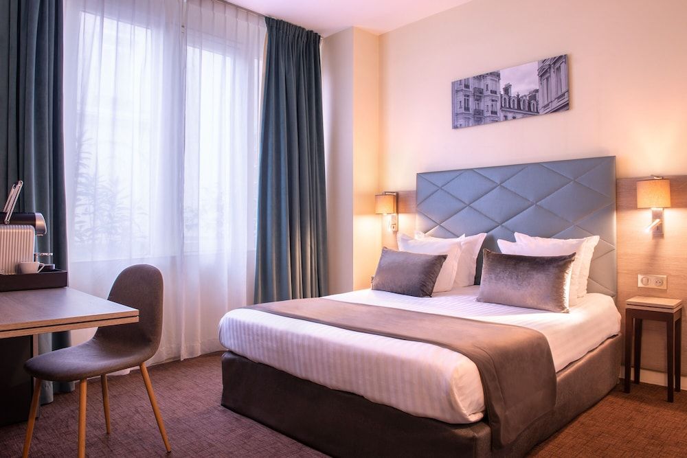 undefined Hotel Aston 4