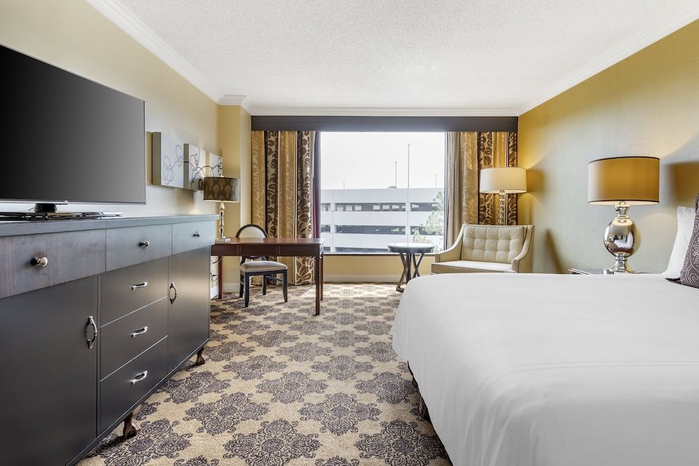 Omni Houston Hotel Deluxe Room, 1 King Bed 8
