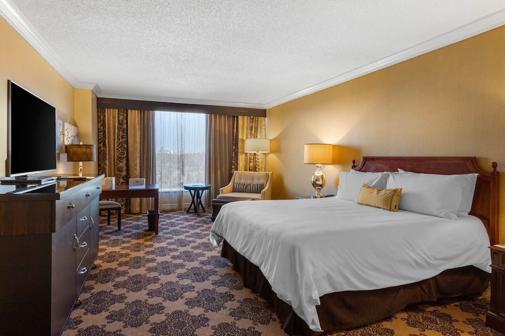 Omni Houston Hotel Deluxe Room, 1 King Bed 6