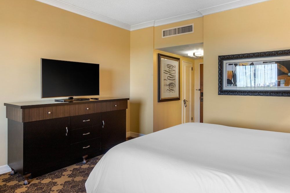 Omni Houston Hotel Deluxe Room, 1 King Bed 3