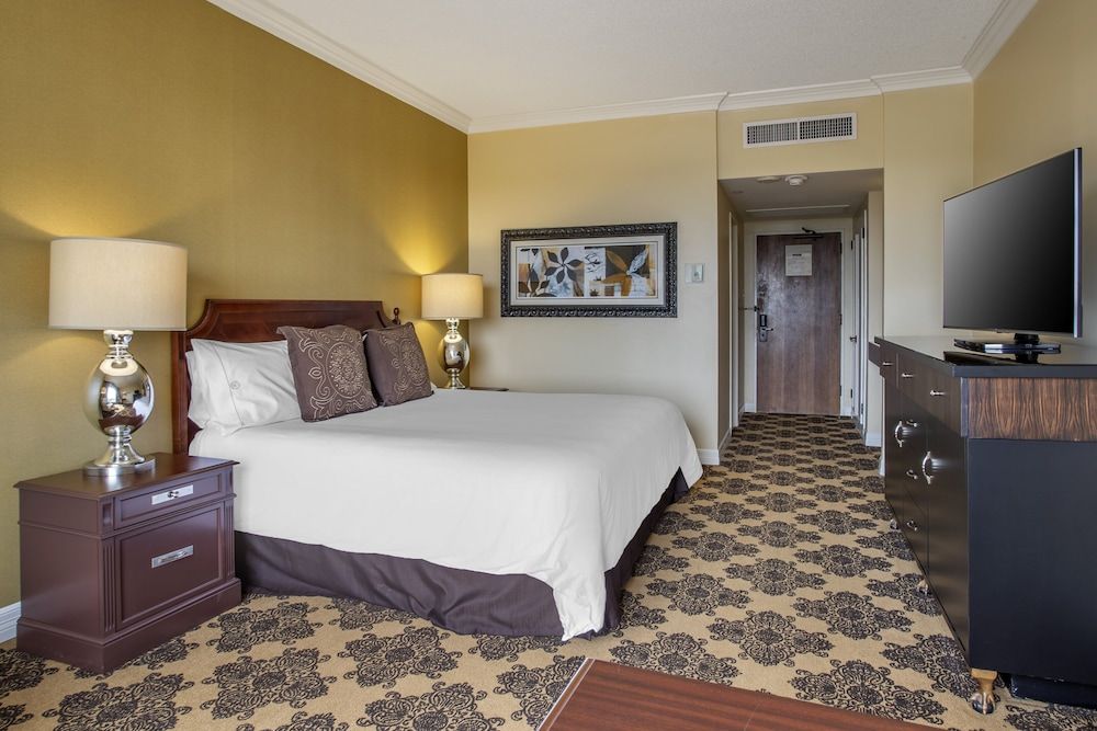 Omni Houston Hotel Deluxe Room, 1 King Bed 10