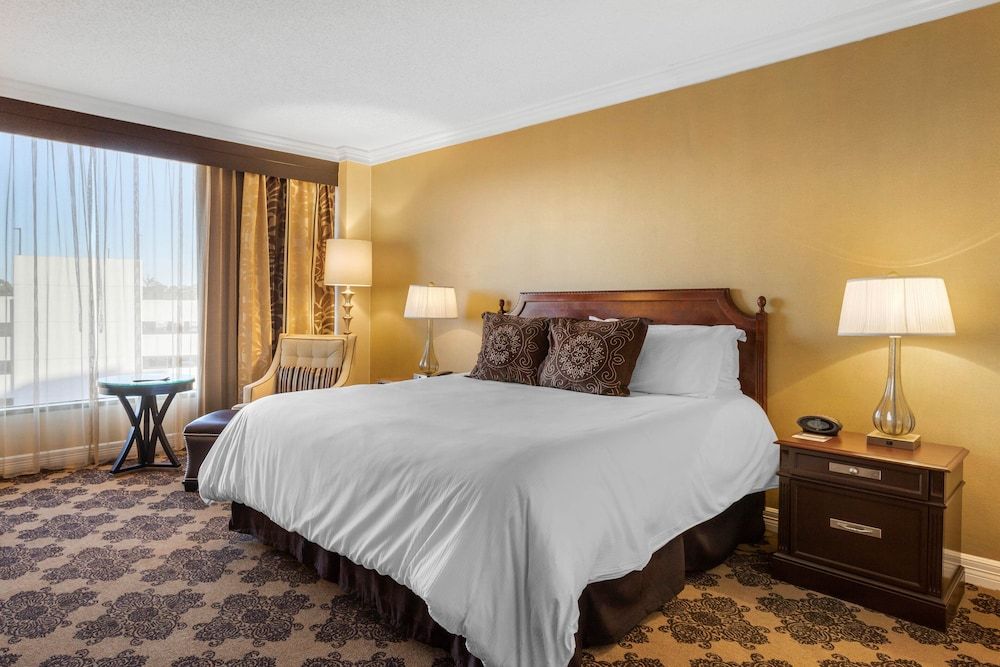 Omni Houston Hotel Deluxe Room, 1 King Bed 7