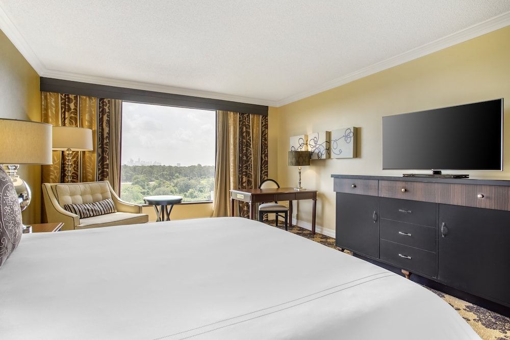 Omni Houston Hotel Deluxe Room, 1 King Bed 9