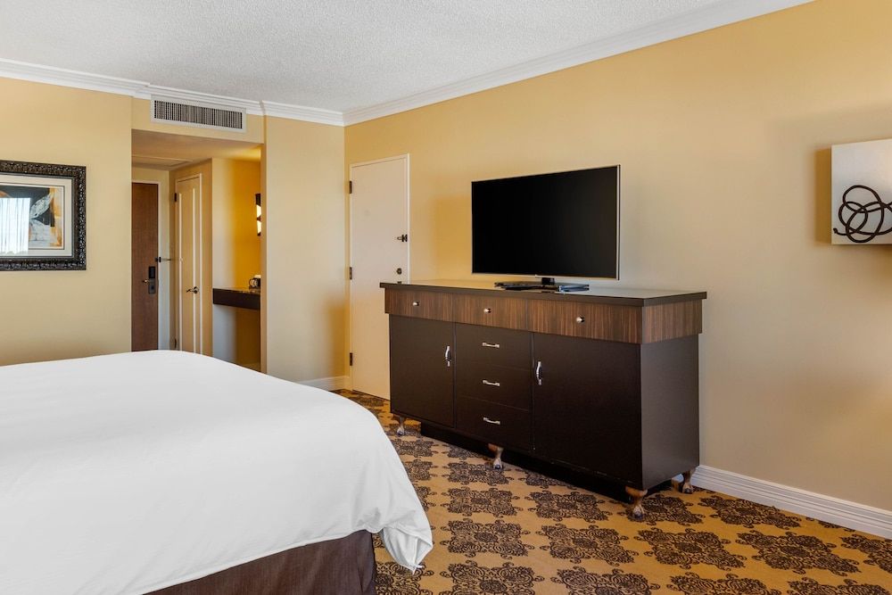 Omni Houston Hotel Deluxe Room, 1 King Bed 5