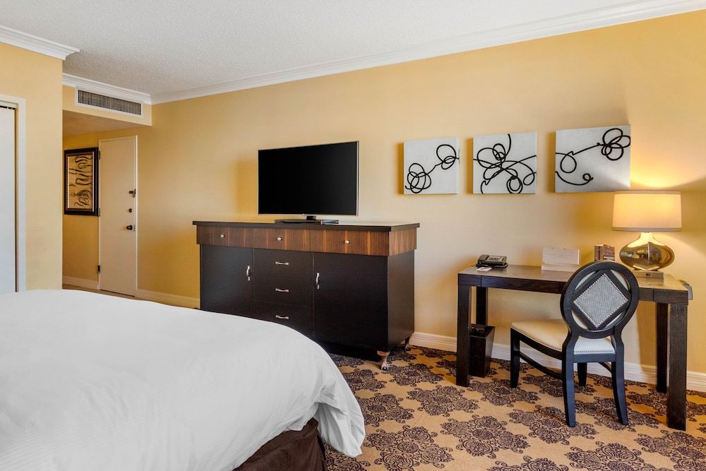 Omni Houston Hotel Deluxe Room, 1 King Bed 4