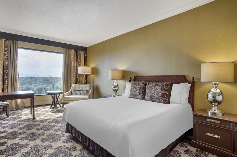 Omni Houston Hotel Deluxe Room, 1 King Bed 11