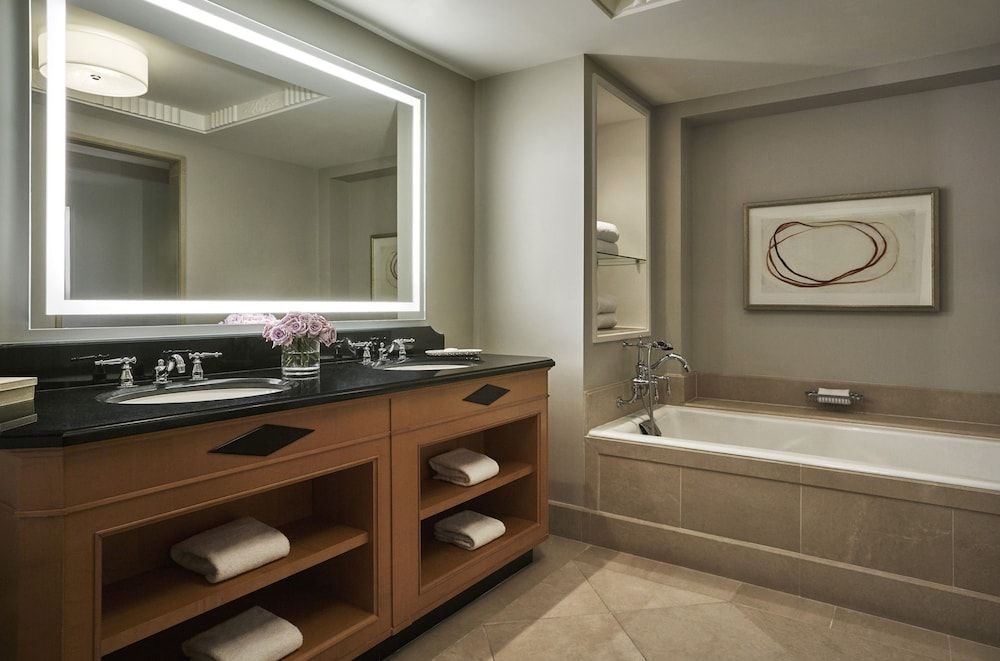 Four Seasons Hotel Washington DC Deluxe Room, 1 King Bed, Accessible 2