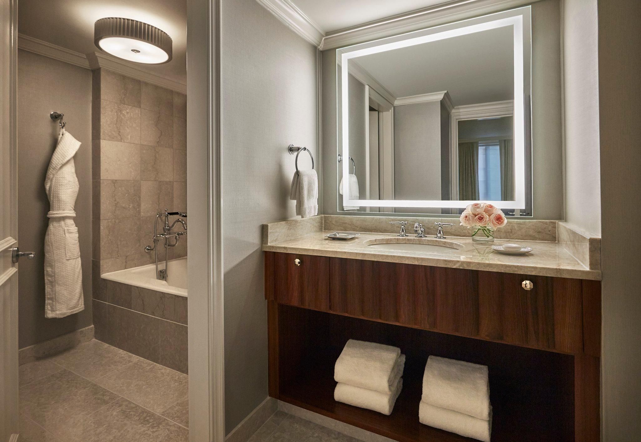 Grand Premier Room with King Bed - Accessible