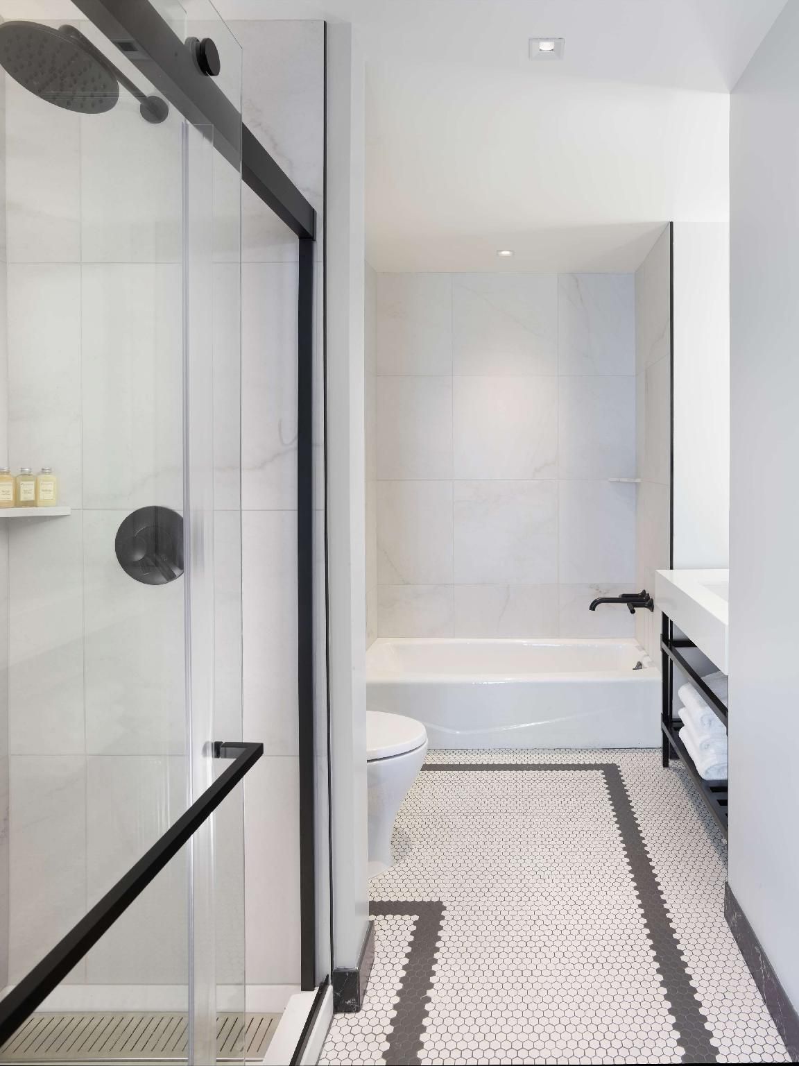 Mobility Accessible Deluxe One Bedroom Suite Tub