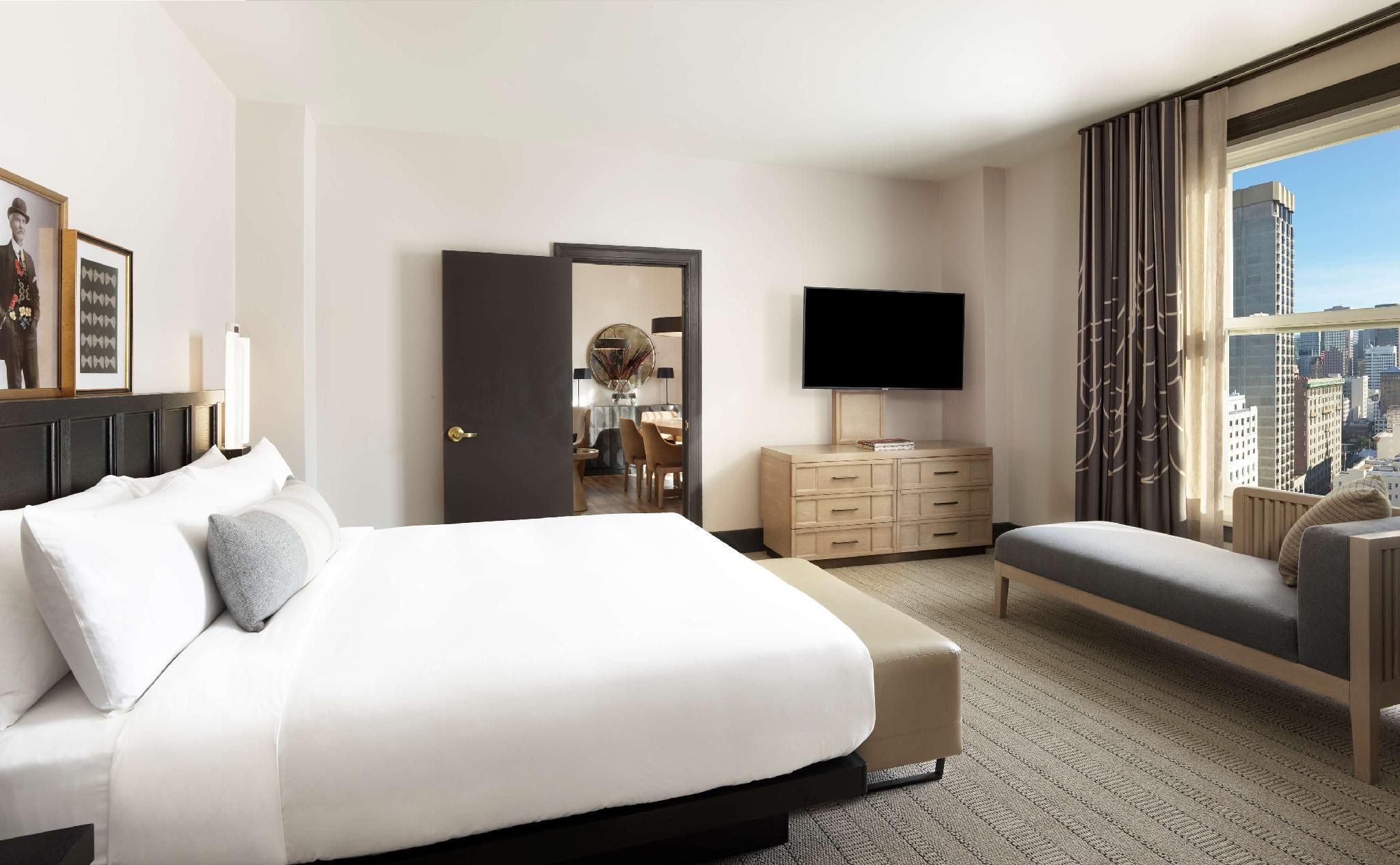 Mobility Accessible Deluxe One Bedroom Suite Tub