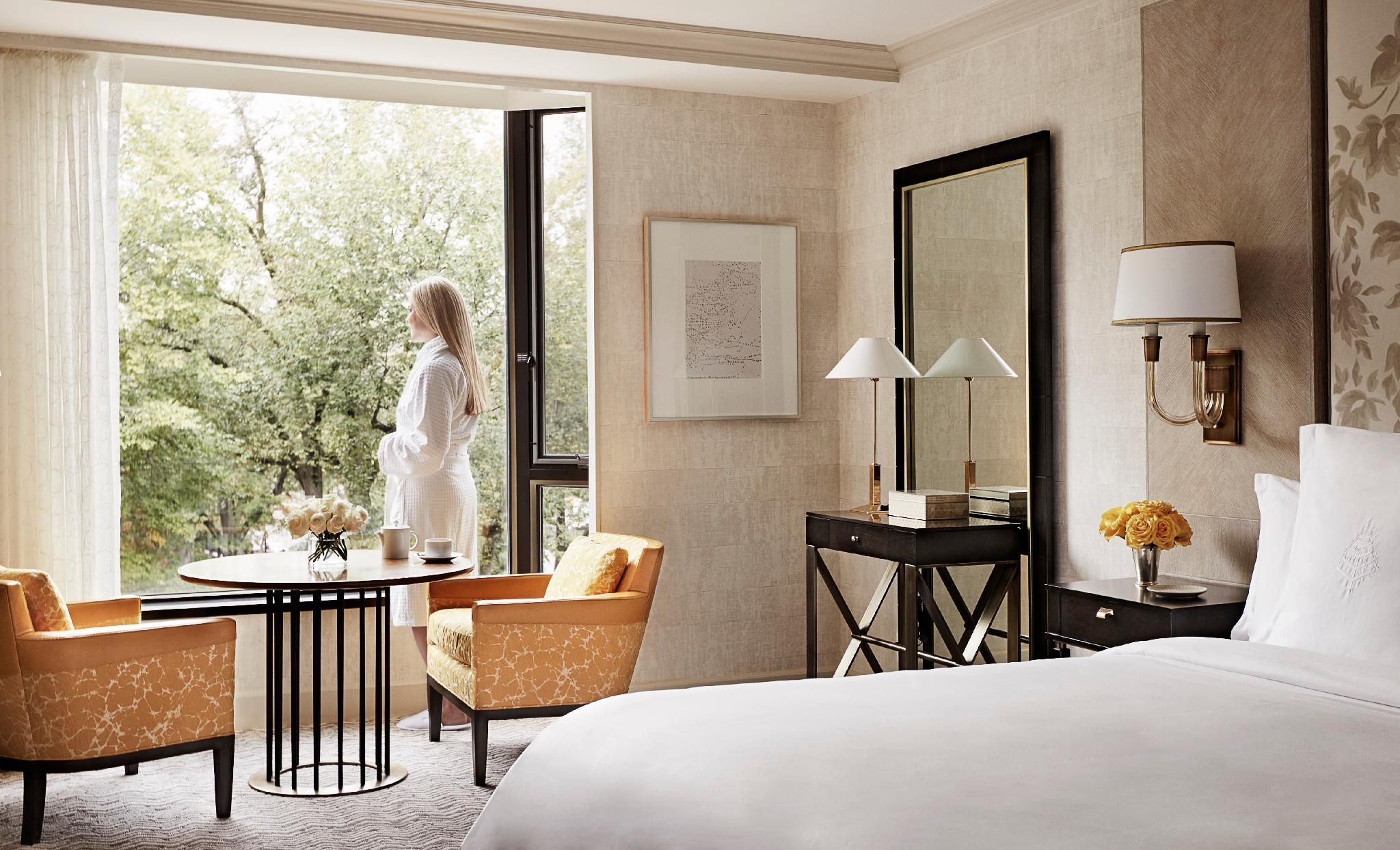 Deluxe Garden Accessible Room king bed