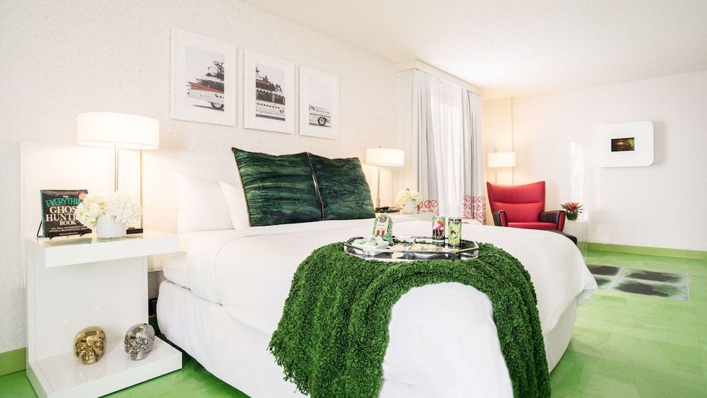 Room, 1 King Bed (Who You Going To Call)