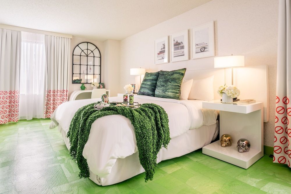 Room, 1 King Bed (Who You Going To Call)