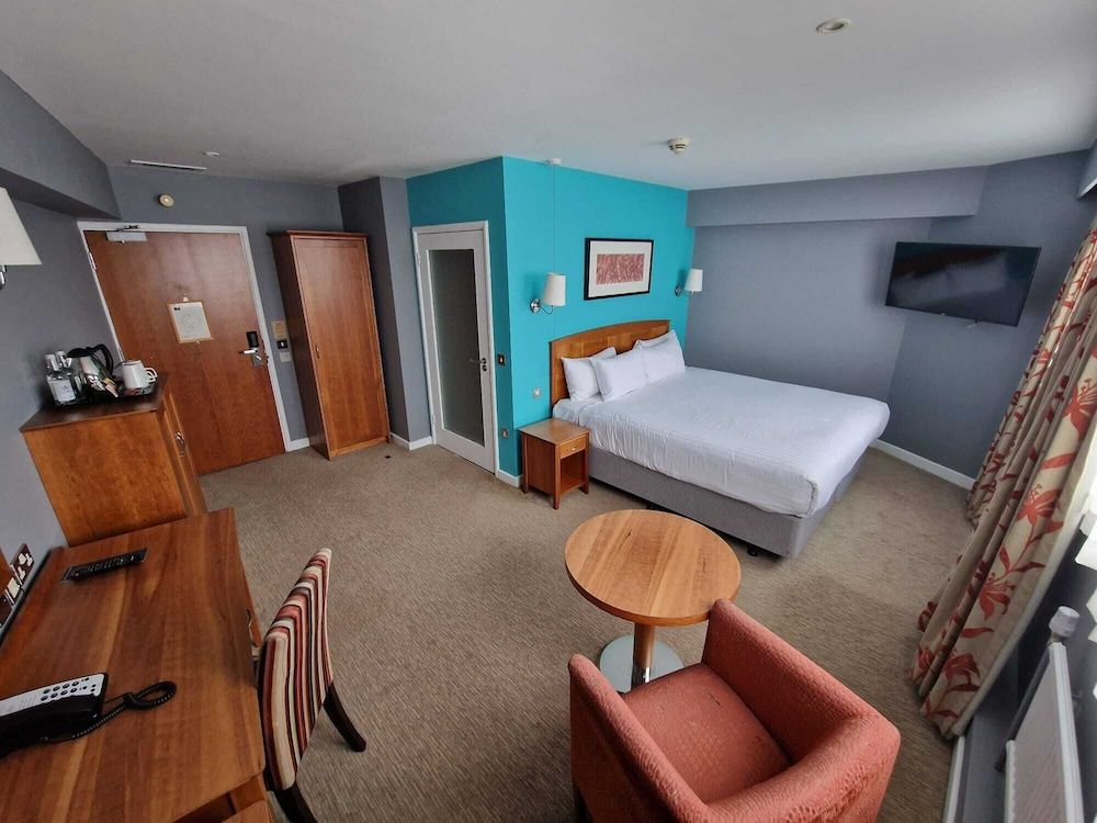 Standard Room, 1 Double Bed, Accessible, Non Smoking (Walk-in Shower)