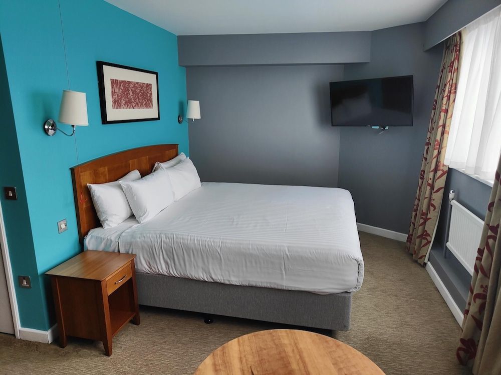 Standard Room, 1 Double Bed, Accessible, Non Smoking (Walk-in Shower)