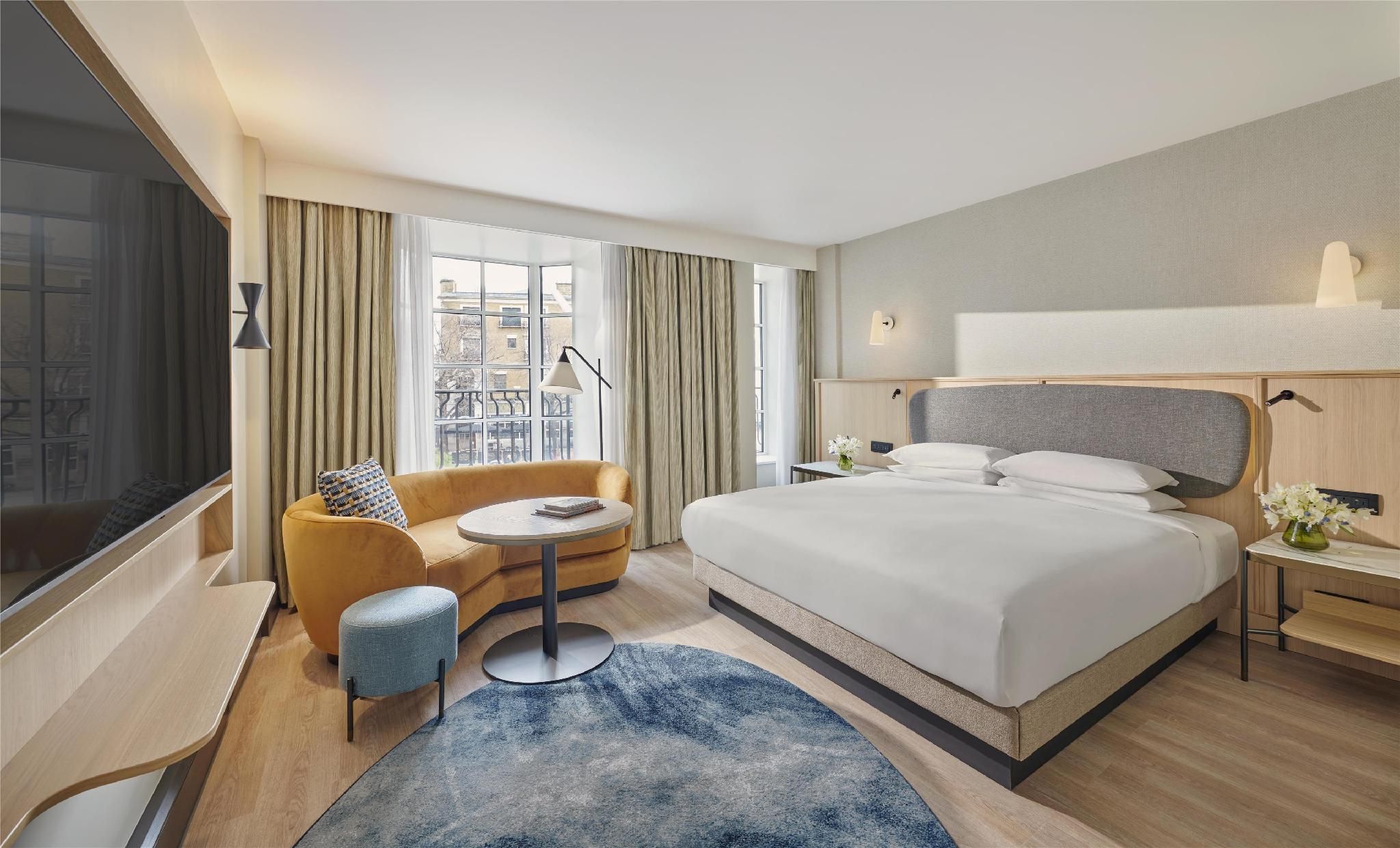 1 King Bed With City View And Club Access