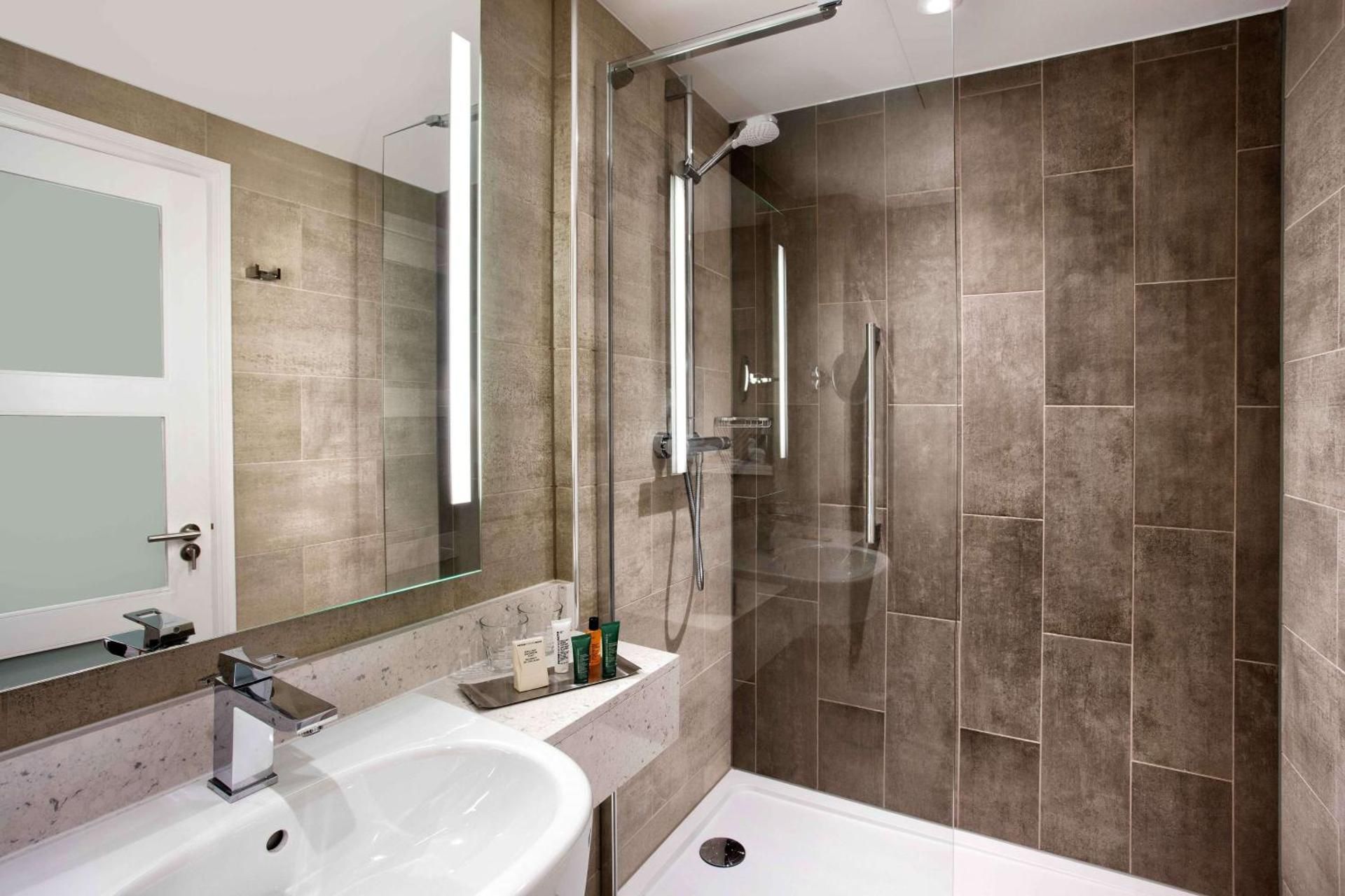 Hilton Edinburgh Carlton Queen Guest Room 3