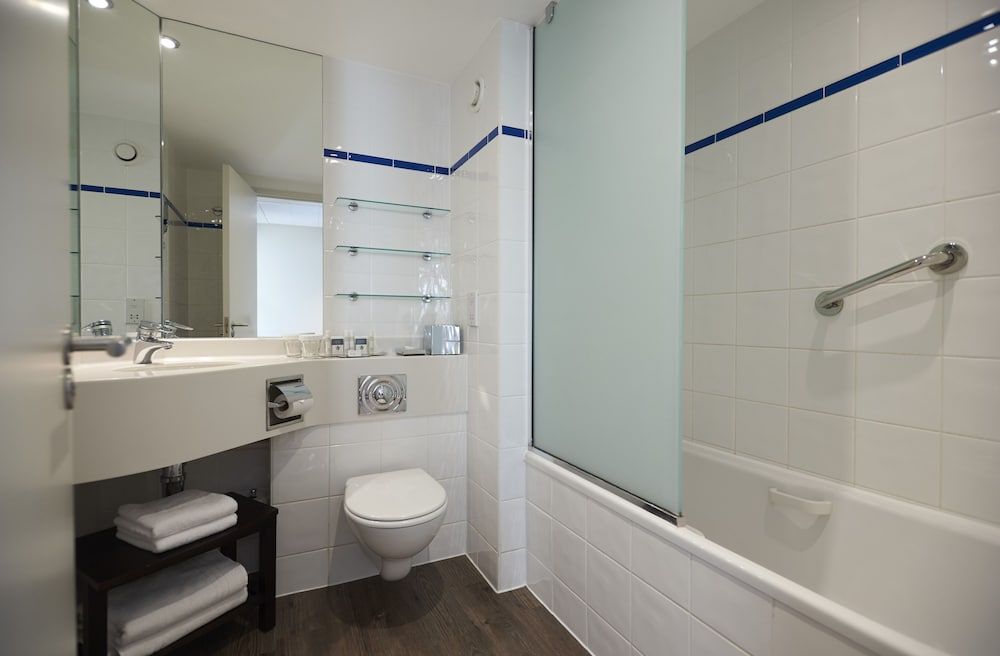 DoubleTree by Hilton Hotel London ExCel Twin Room (Guest) 6