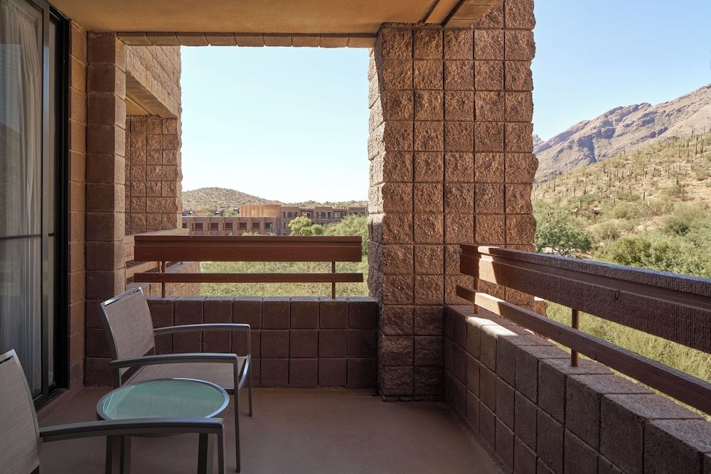 Suite, 1 King Bed, Mobility Accessible (Saguaro)