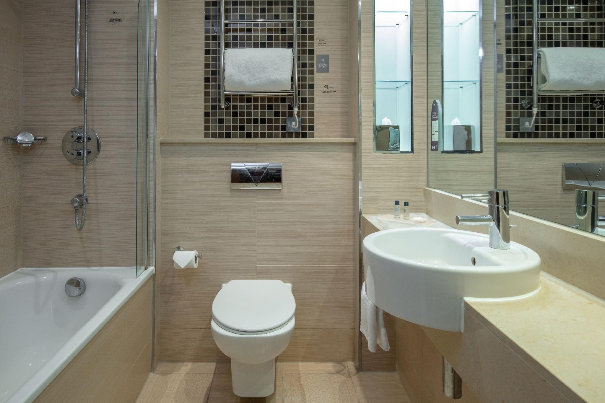 Hampshire Court Hotel & Spa Classic Double Room 3