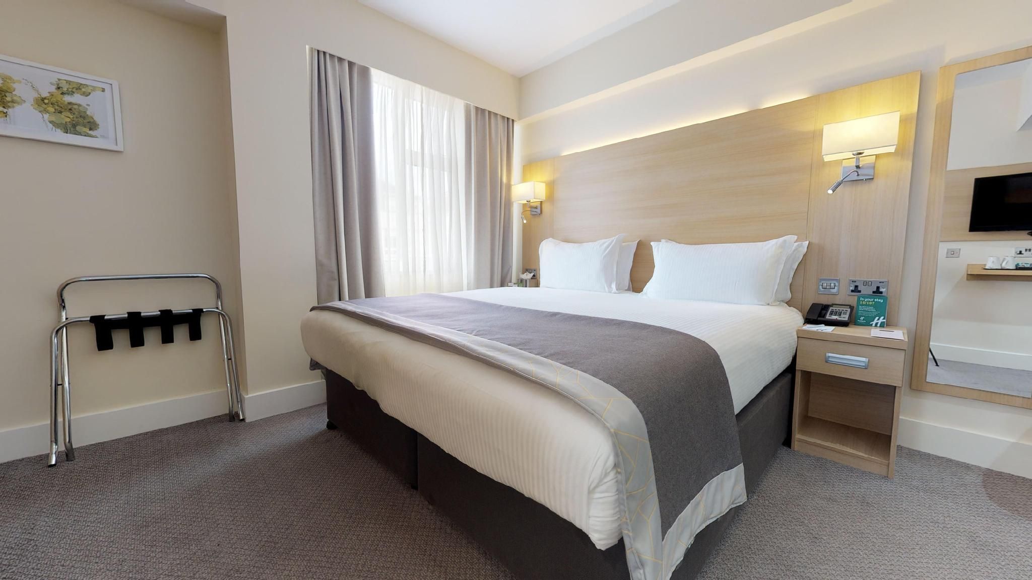 Holiday Inn London - Kensington High St. by IHG 1 King Bed Standard Accessible