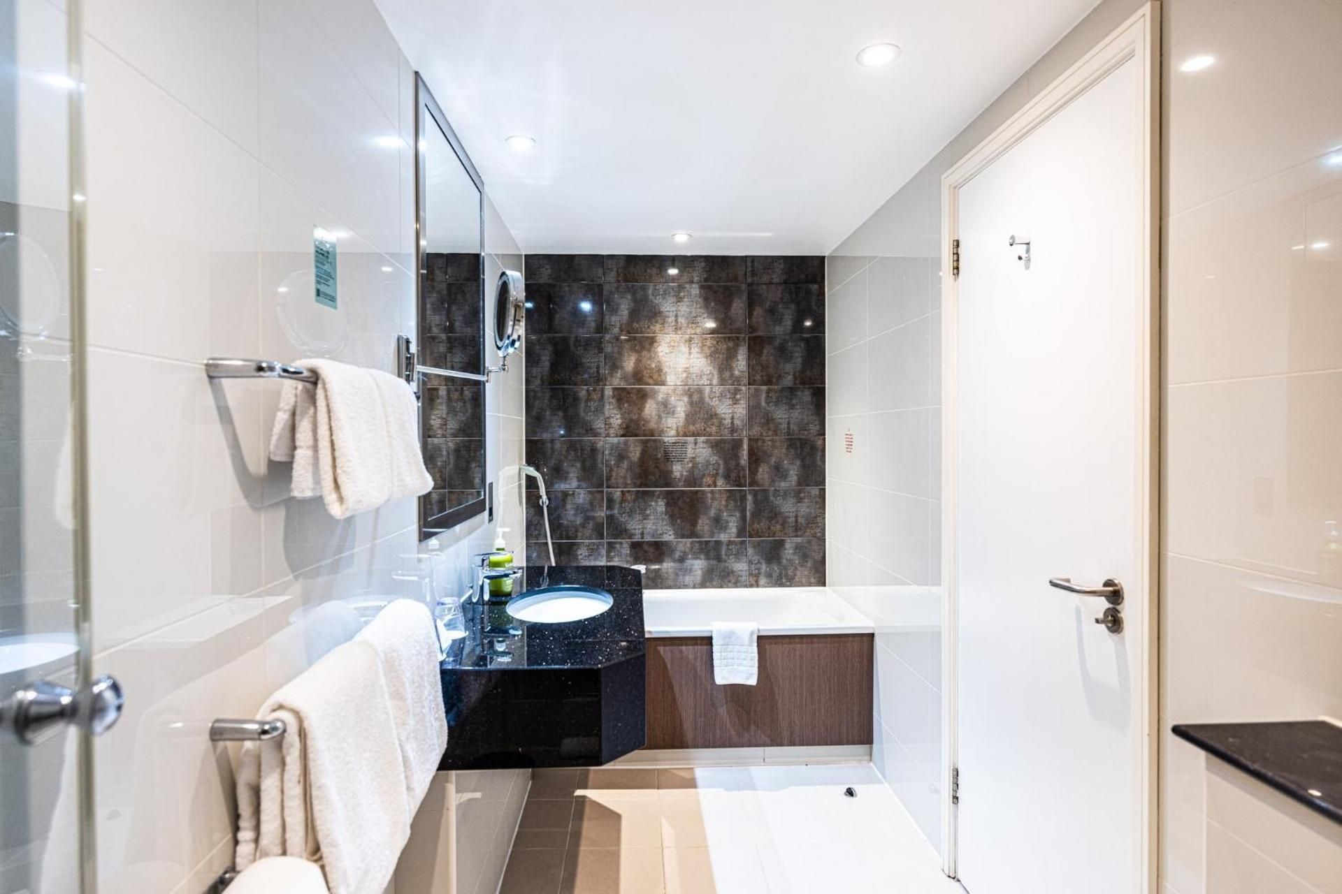 One-Bedroom Suite with Kitchenette